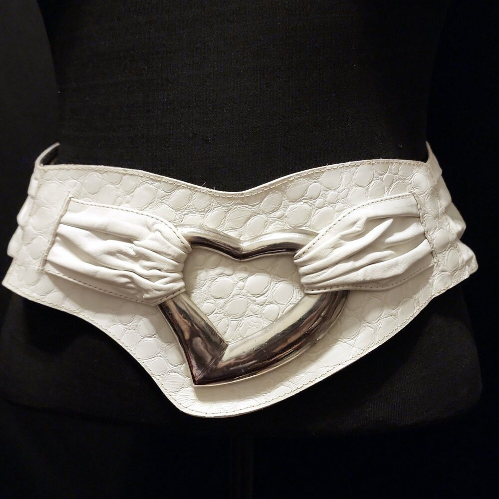 1980's Bijoux Terner Leather belt w/silver 3.5"×4.5"w heart buckle (5"h @max)